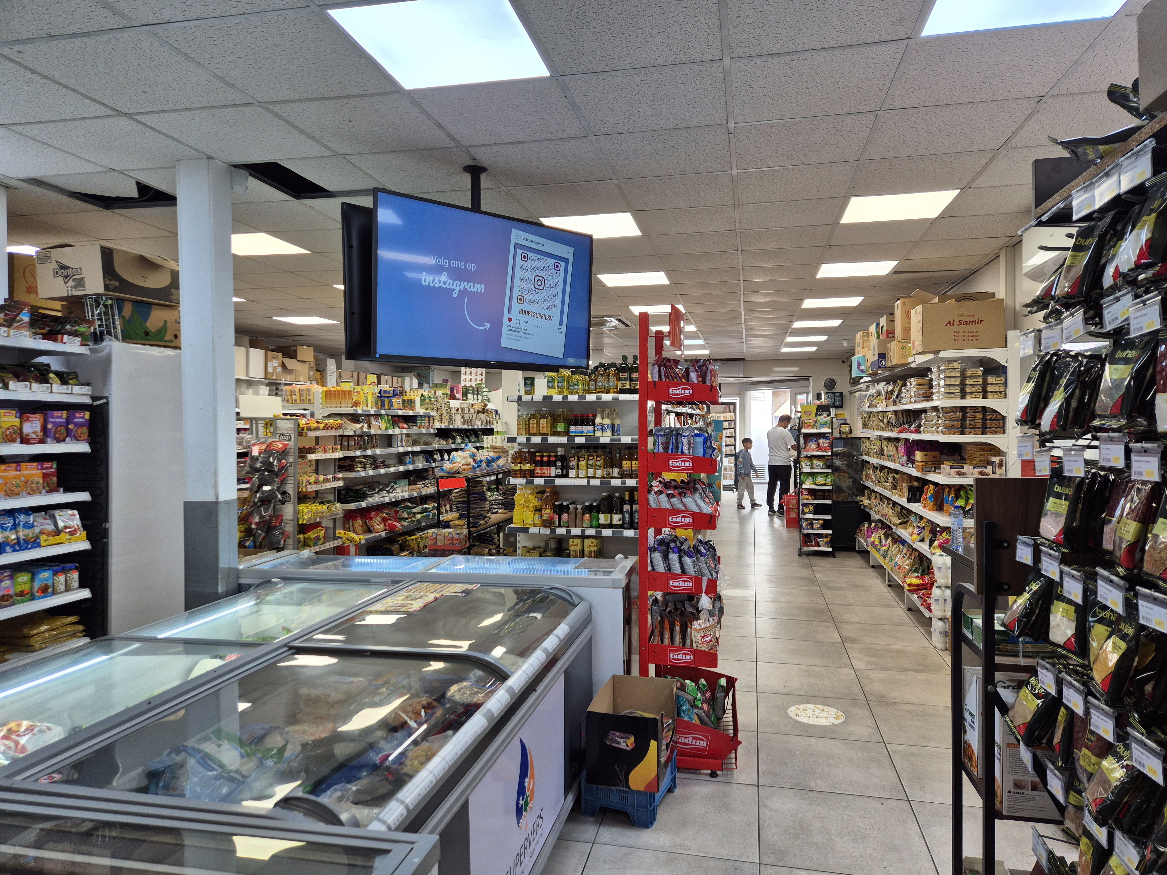 Binnenkant van de winkel met schappen vol producten